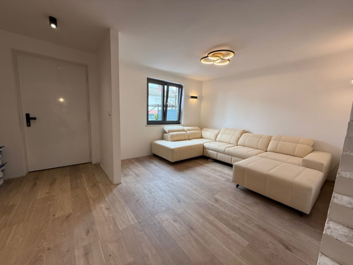 Ćikovići, kuća u nizu s okućnicom