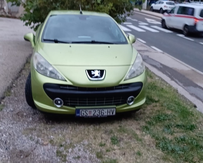 Hitno prodajem Peugeot 207 cc