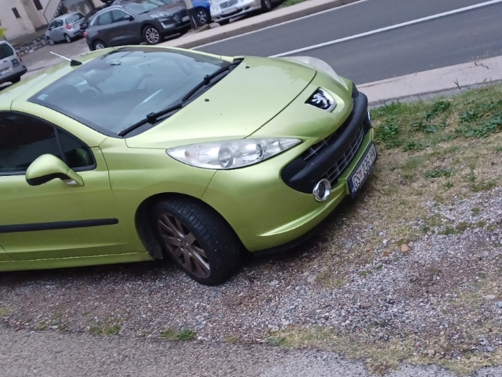Hitno prodajem Peugeot 207 cc