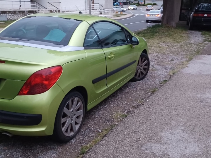 Hitno prodajem Peugeot 207 cc