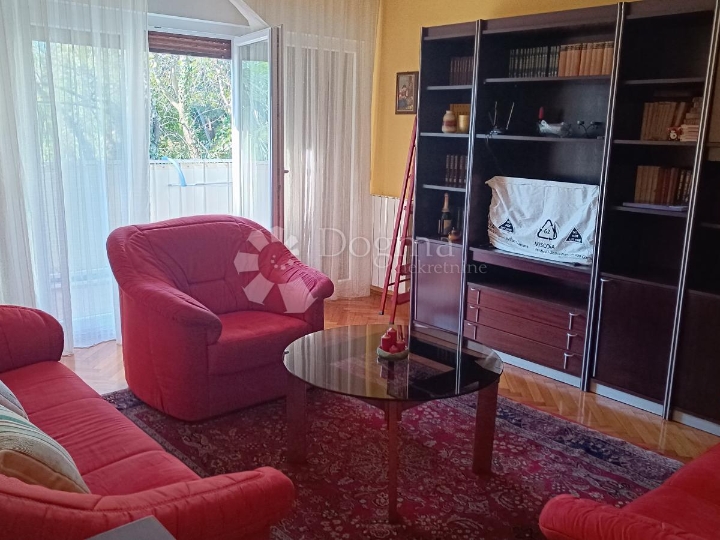 Top lokacija! Namješten stan s balkonom, nova fasada, centralno