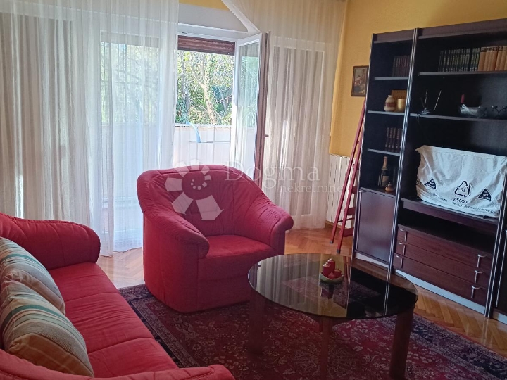 Top lokacija! Namješten stan s balkonom, nova fasada, centralno