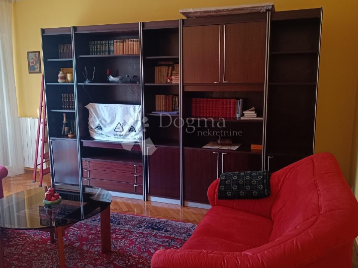 Top lokacija! Namješten stan s balkonom, nova fasada, centralno