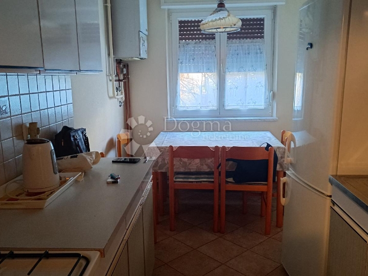 Top lokacija! Namješten stan s balkonom, nova fasada, centralno