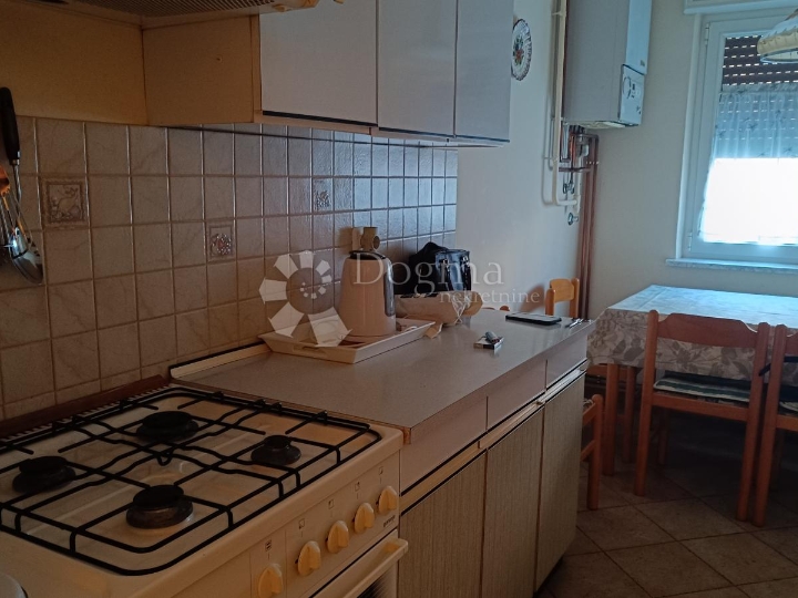 Top lokacija! Namješten stan s balkonom, nova fasada, centralno