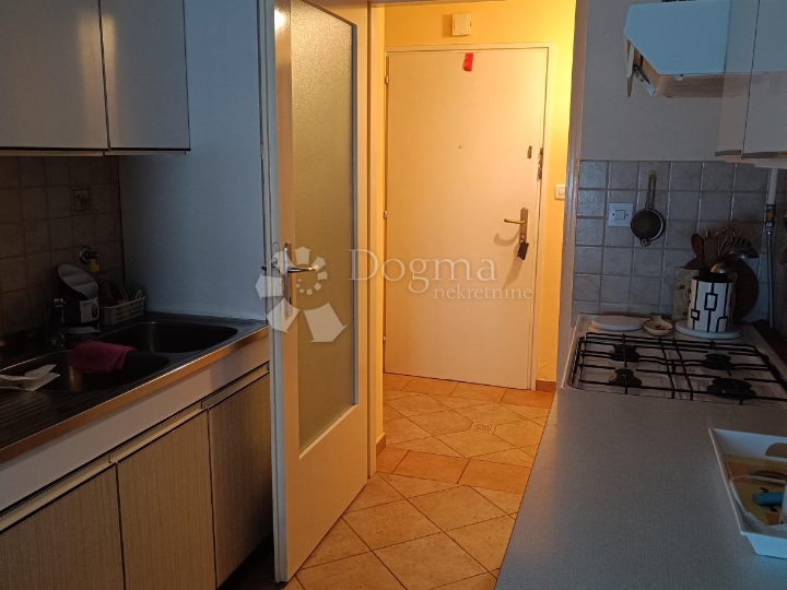 Top lokacija! Namješten stan s balkonom, nova fasada, centralno