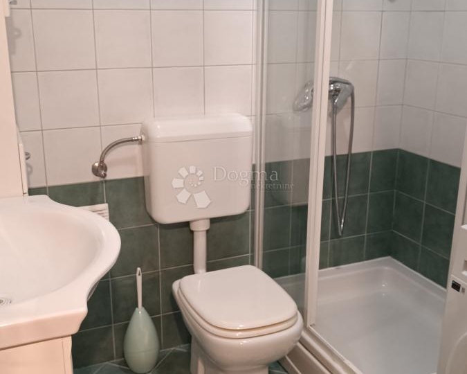 Top lokacija! Namješten stan s balkonom, nova fasada, centralno