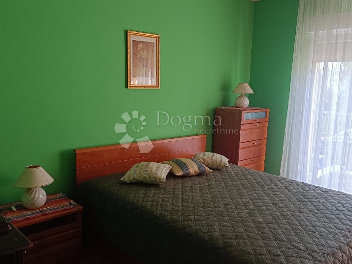 Top lokacija! Namješten stan s balkonom, nova fasada, centralno