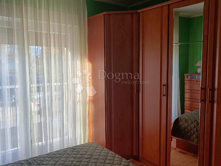 Top lokacija! Namješten stan s balkonom, nova fasada, centralno