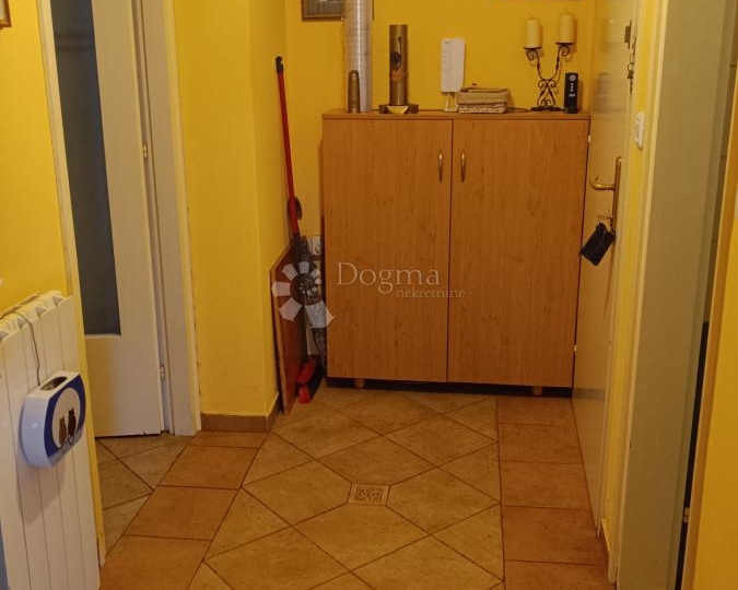 Top lokacija! Namješten stan s balkonom, nova fasada, centralno