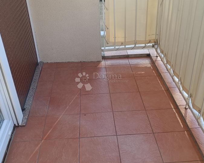 Top lokacija! Namješten stan s balkonom, nova fasada, centralno