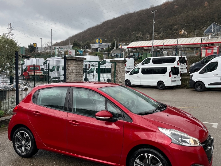 Peugeot 208, reg. god. dana, top stanje