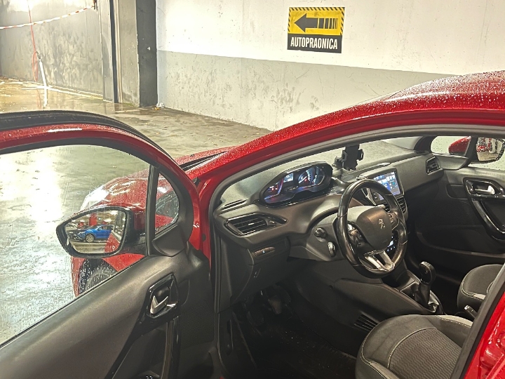 Peugeot 208, reg. god. dana, top stanje