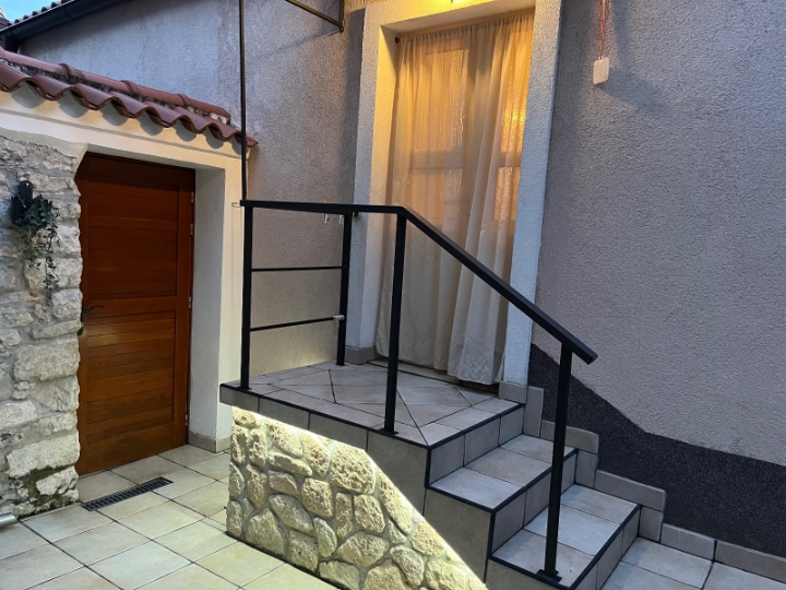 Novi Vinodolski, stan u centru, 1S+DB