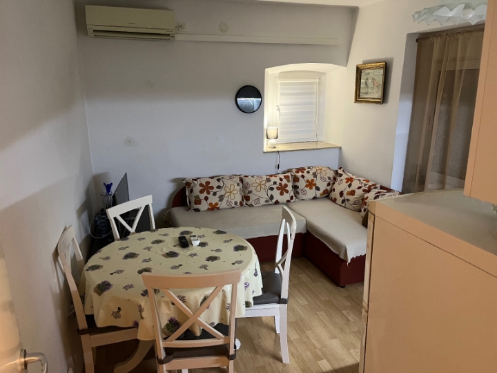 Novi Vinodolski, stan u centru, 1S+DB