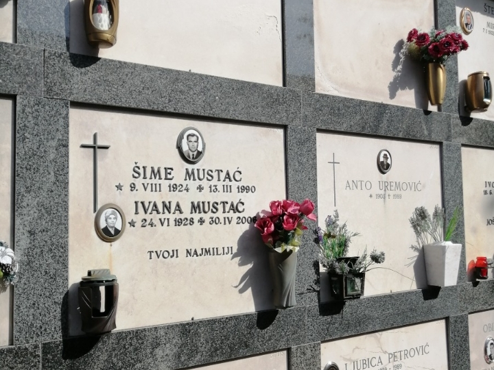 Niša na groblju Kozala