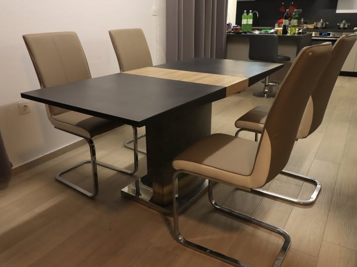 Blagovaonski stol sa stolicama