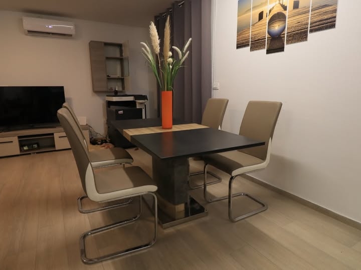 Blagovaonski stol sa stolicama