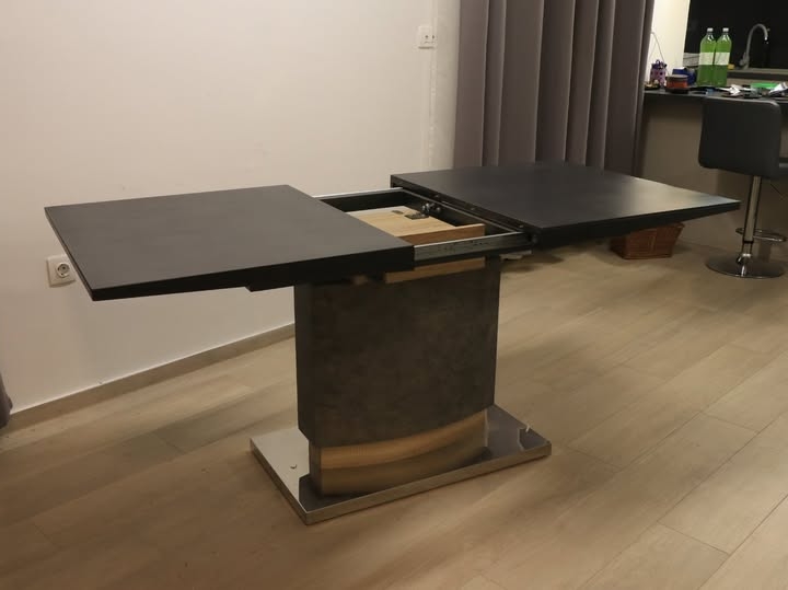 Blagovaonski stol sa stolicama