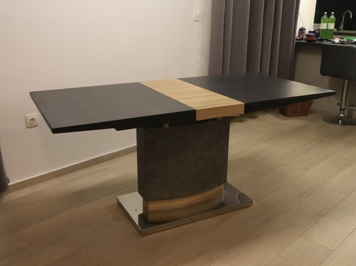 Blagovaonski stol sa stolicama