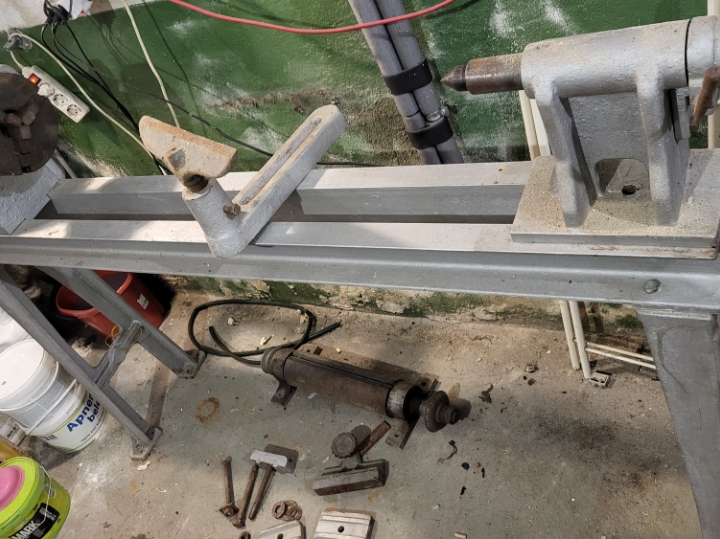 Tokarski stroj za drvo