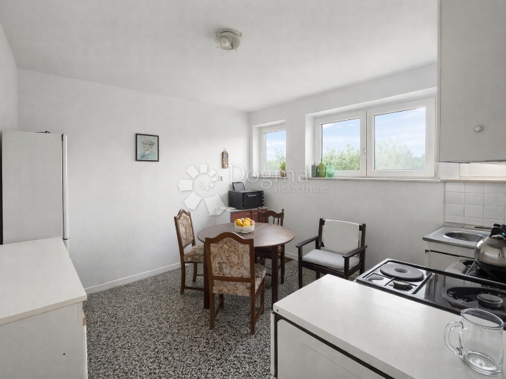 Stan u Labinu za mlade obitelji – mirna lokacija, vrt i odličan raspored