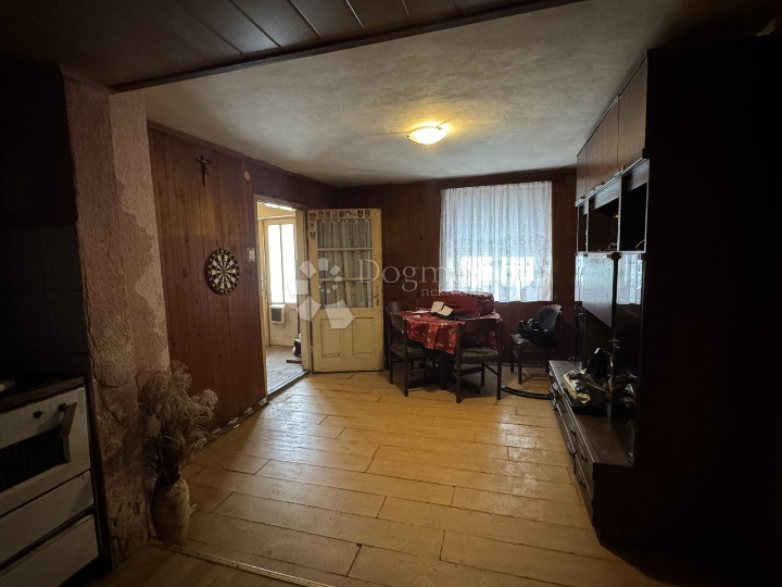 Kuća u Lokvama za adaptaciju -  prilika za dom po vašoj mjeri