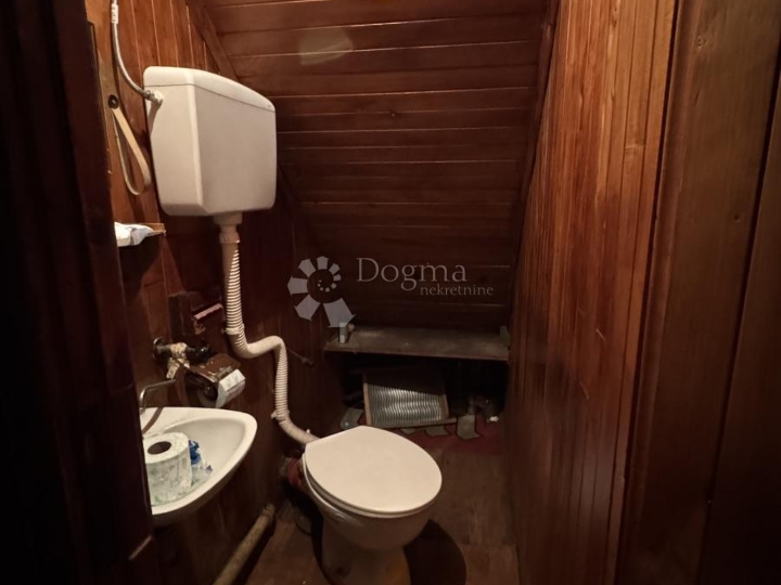 Kuća u Lokvama za adaptaciju -  prilika za dom po vašoj mjeri