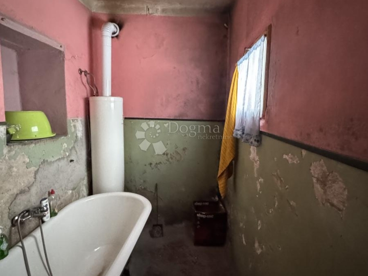 Kuća u Lokvama za adaptaciju -  prilika za dom po vašoj mjeri