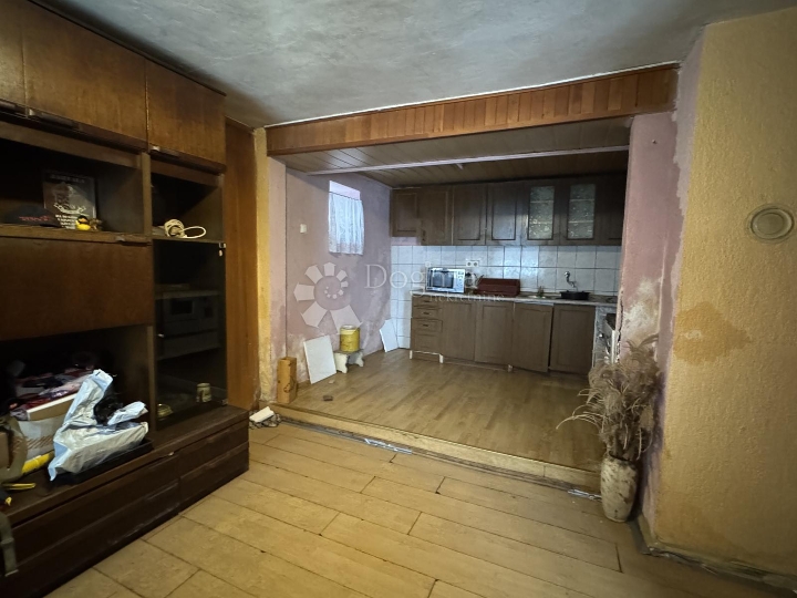 Kuća u Lokvama za adaptaciju -  prilika za dom po vašoj mjeri