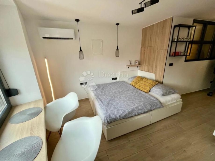 Crikvenica, centar, novouređena kamena kuća,100 m od plaže!