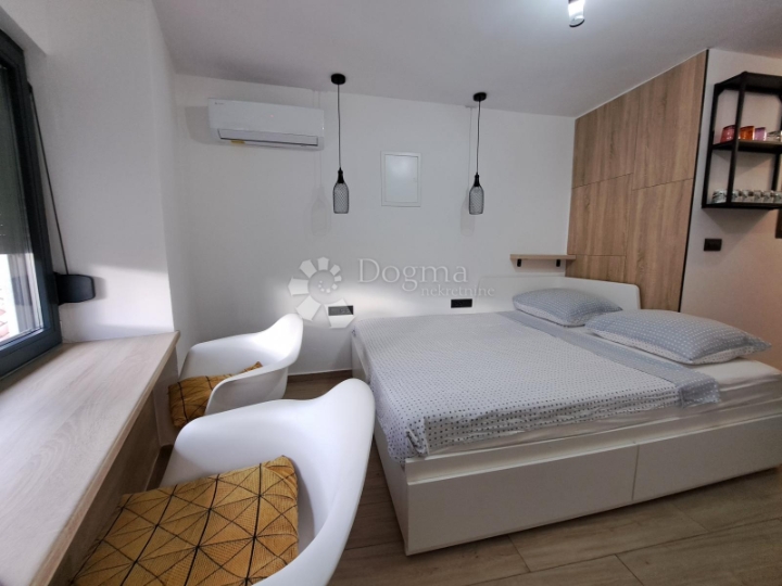 Crikvenica, centar, novouređena kamena kuća,100 m od plaže!