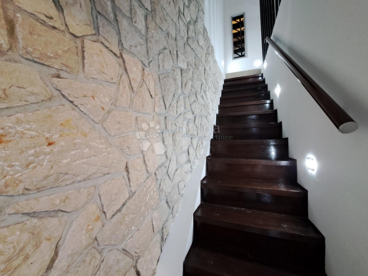 Crikvenica, centar, novouređena kamena kuća,100 m od plaže!