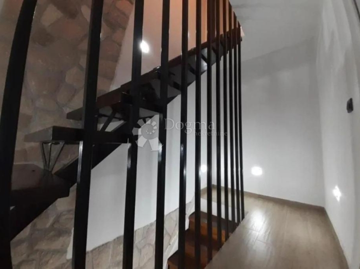 Crikvenica, centar, novouređena kamena kuća,100 m od plaže!