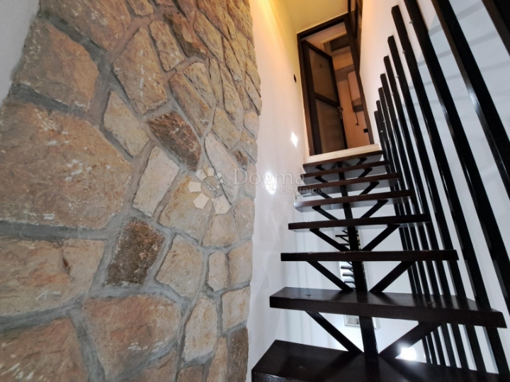 Crikvenica, centar, novouređena kamena kuća,100 m od plaže!