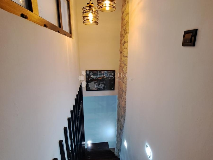 Crikvenica, centar, novouređena kamena kuća,100 m od plaže!