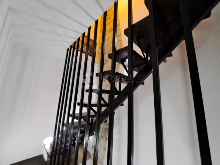 Crikvenica, centar, novouređena kamena kuća,100 m od plaže!