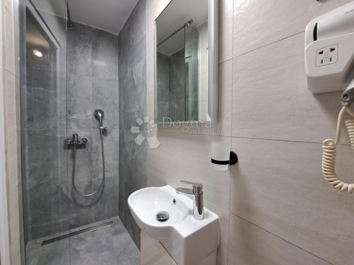 Crikvenica, centar, novouređena kamena kuća,100 m od plaže!