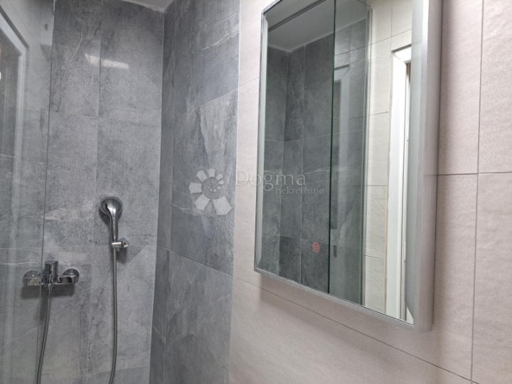 Crikvenica, centar, novouređena kamena kuća,100 m od plaže!