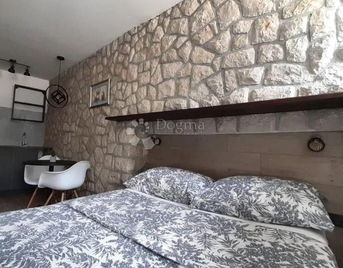 Crikvenica, centar, novouređena kamena kuća,100 m od plaže!