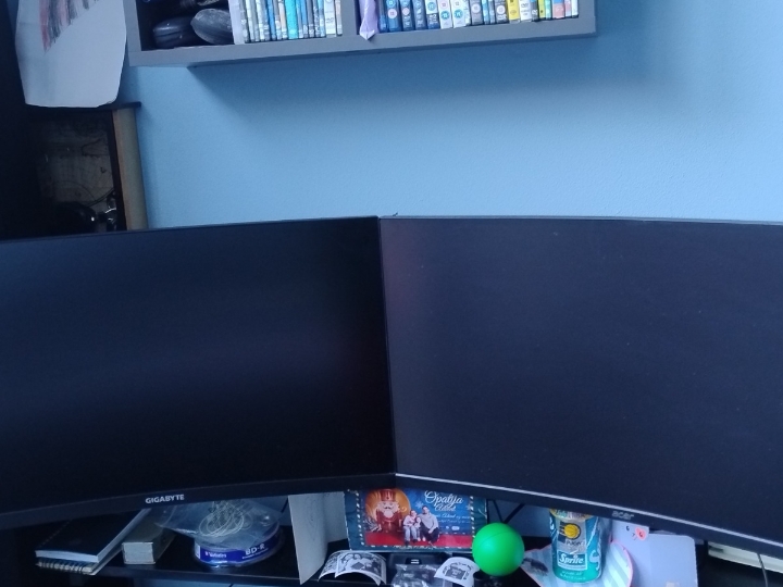 Dva 27" gaming monitora i stalak