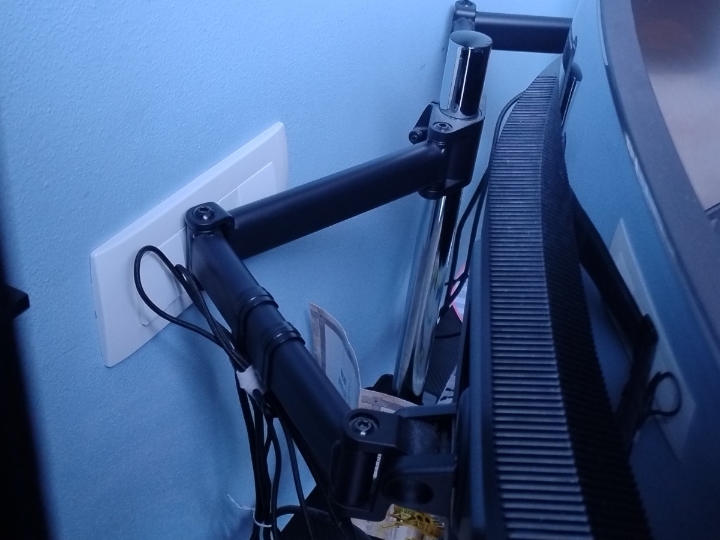 Dva 27" gaming monitora i stalak