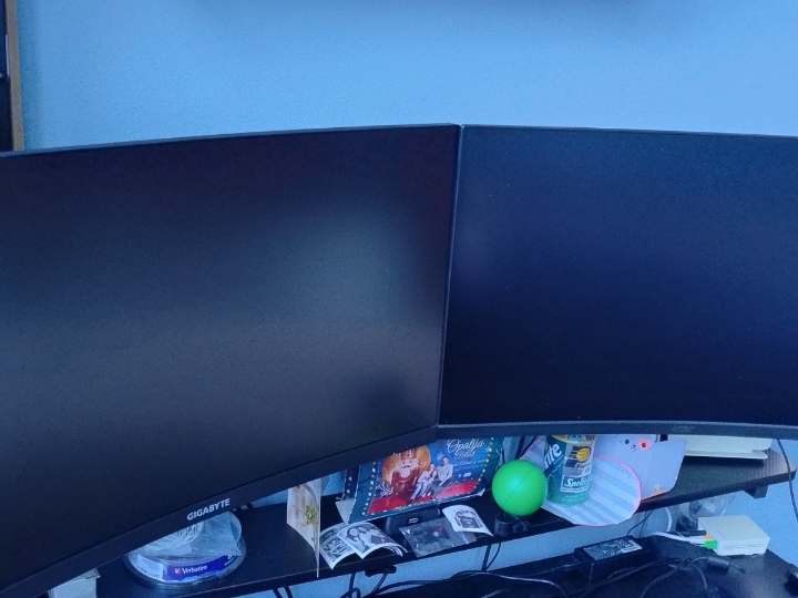 Dva 27" gaming monitora i stalak