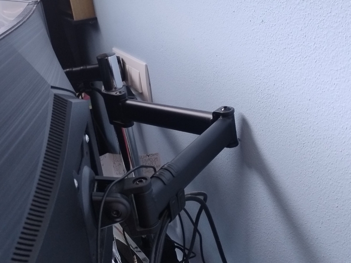 Gaming monitor i stalak