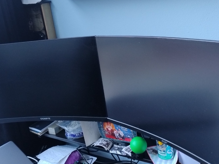 Gaming monitor i stalak
