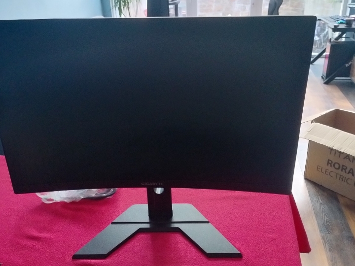 Gaming monitor i stalak
