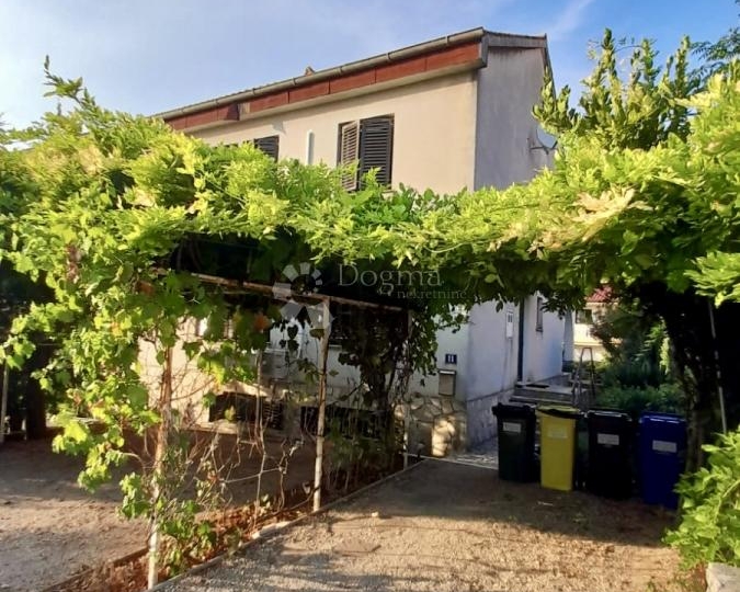 Kuća Njivice, svega 200 metara od mora