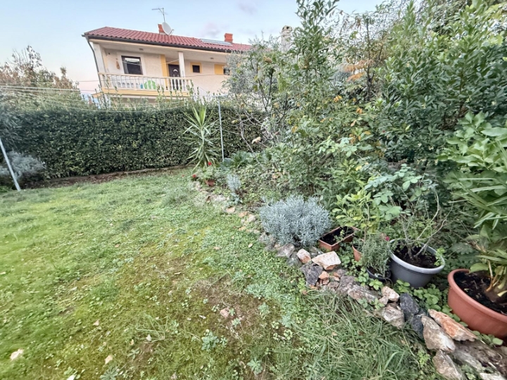 Kuća Njivice, svega 200 metara od mora