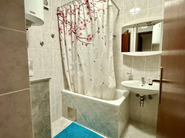 Kuća Njivice, svega 200 metara od mora