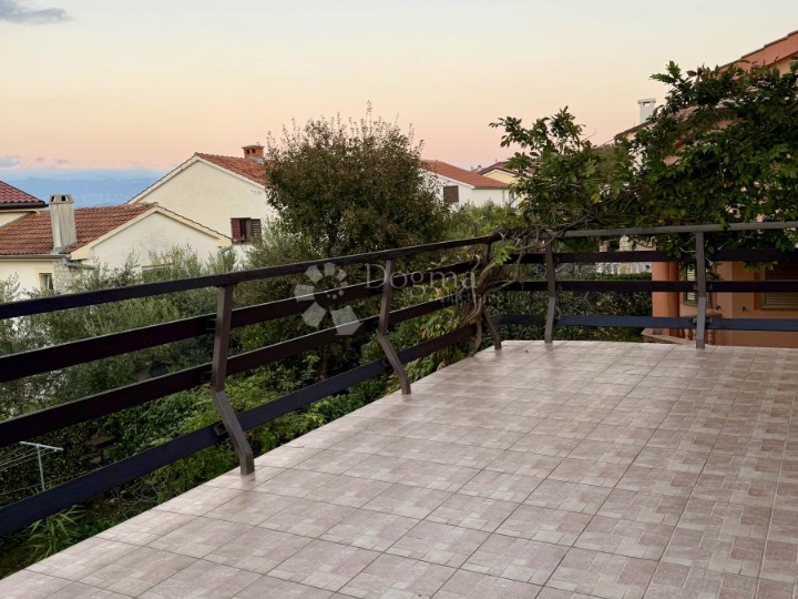 Kuća Njivice, svega 200 metara od mora